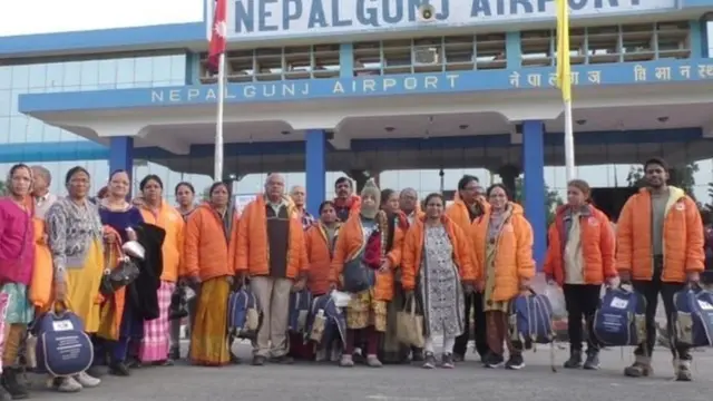 மானசரோவர் செல்வர்களில் பெரும்பாலானவர்கள் இந்திய யாத்ரீகர்கள். அவர்கள் முதலில் காதமண்டுவிலிருந்து நேபாள்குஞ் செல்வார்கள். அங்கு ஓர் இரவு தங்குகிறார்கள்.