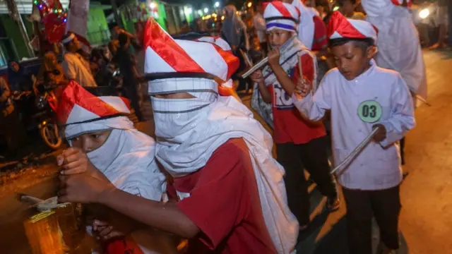 Sejumlah warga mengikuti takbir keliling di Karangasem Utara, Kabupaten Batang, Jawa Tengah, Sabtu (10/08/2019) malam. Takbir keliling dengan membawa obor yang diikuti oleh sekitar 500 warga tersebut dalam rangka menyambut Hari Raya Idul Adha 1440 H.