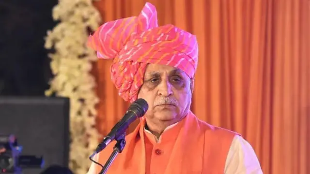 વિજય રૂપાણીના દીકરાના મે મહિનામાં લગ્ન હોવાની વાત સોશિયલ મીડિયામાં ફેલાઈ હતી. જેને તેમણે ફેક ન્યૂઝ ગણાવી છે.