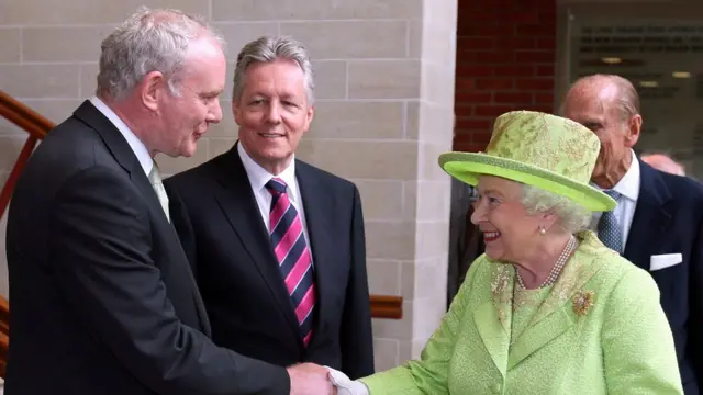 Kraliçe II. Elizabeth ve IRA'nın eski komutanlarından Martin McGuinnes'in el sıkışıyor.