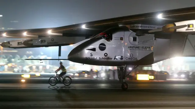 Solar Impulse inişini gerçekleştiriyor.