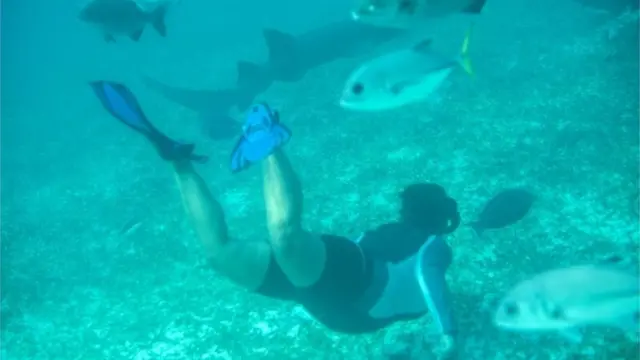 Una mujer bucea en la Reserva Marina Hol Chan