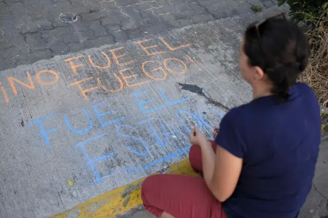 Protesta frente a la Embajada de Guatemala en San José, Costa Rica, por la muerte de 40 menores en el Hogar Seguro Virgen de la Asunción de Guatemala.