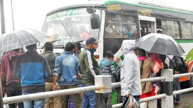 भक्तपुरको गठ्ठाघरमा बस चढ्दै यात्रुहरू