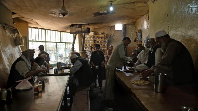 Мужчины в ресторане Кабула