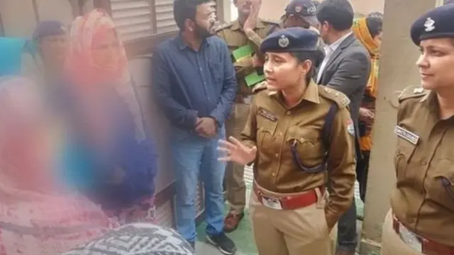 कश्मीरी छात्राओं से मुलाक़ात करती उत्तराखंड पुलिस की अफ़सर