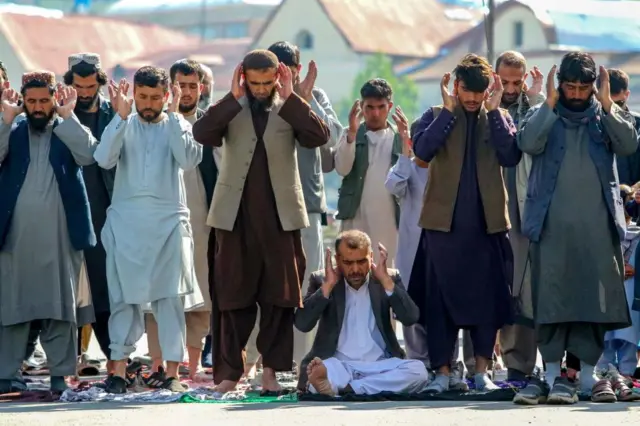 Warga Afghanistan melaksanakan salat Idulfitri di luar sebuah masjid di Kabul.
