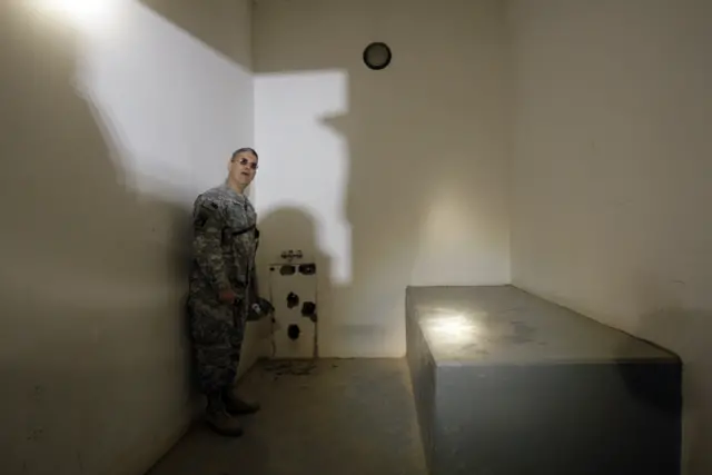 زنزانة صدام حسين