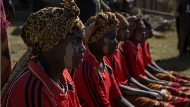 Des jeunes filles lors d'une cérémonie traditionnelle avant le rite d'excision en Ouganda