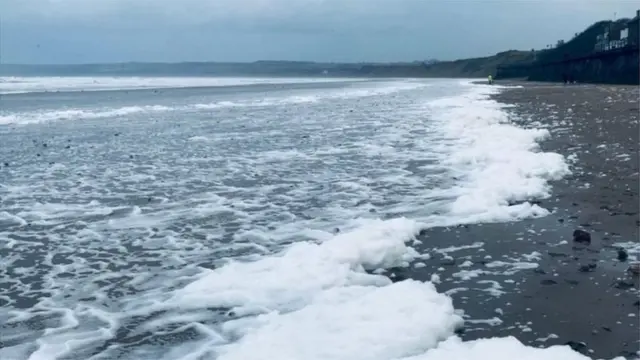 مياه البحر تتجمد على شواطئ يوركشر