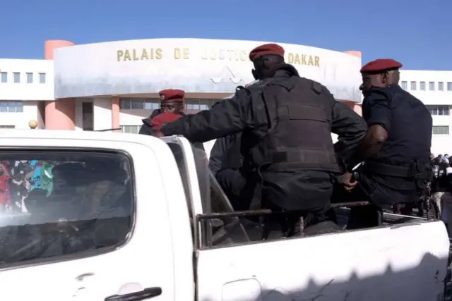 Des policiers devant le palais de justice au Sénégal