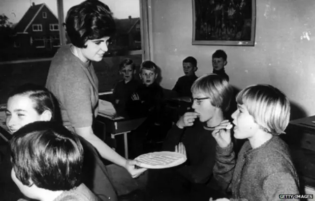 口服糖丸疫苗的普及極大減少了脊椎灰質炎（脊炎）感染病例