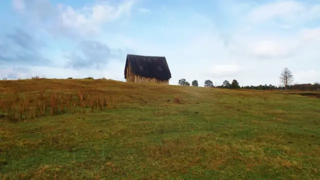 El terreno está muy desnivelado, pero esa es justamente parte de su riqueza, ya que se mantiene salvaje y con poca intervención humana.