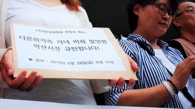 익산 정헌율 시장의 '잡종 강세·튀기' 발언에 대해 다문화 가족들이 반발하며 진정서를 인권위에 제출했다