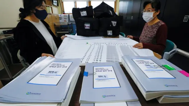 2022학년도 대학수학능력시험을 일주일 앞둔 11일 경기 화성 동탄고등학교에서 교사들이 시험장 배치도, 시험 시간표, 휴대폰 보관가방, 감독관 업무 안내 등을 점검하고 있다