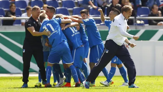 Nagelsmann celebra con sus equipo.