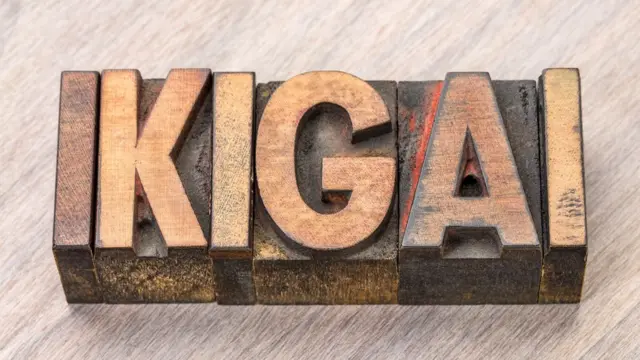 Буквы ИКИГАЙ, вырезанные на дереве