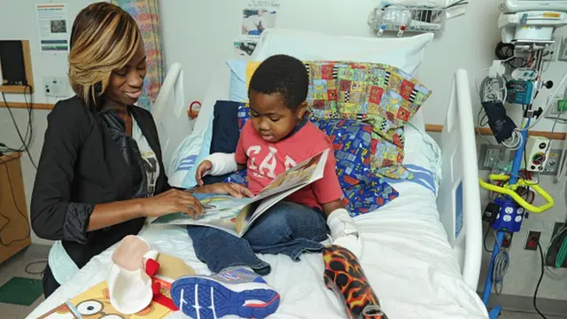 Le premier enfant au monde à avoir reçu une greffe des deux mains.