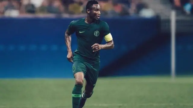 John Mikel Obi sanye da daya sabuwar rigar da kungiyar kwallon kafa ta Najeriya ta fitar.