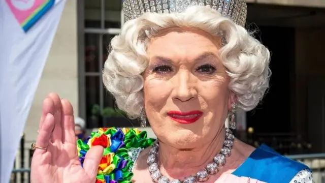 صورة تحاكي الملكة إليزابيث الثانية