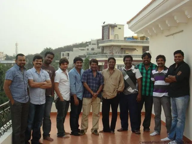 తోటి దర్శకులుతో రాజమౌళి (కుడి నుంచి రెండో వ్యక్తి)