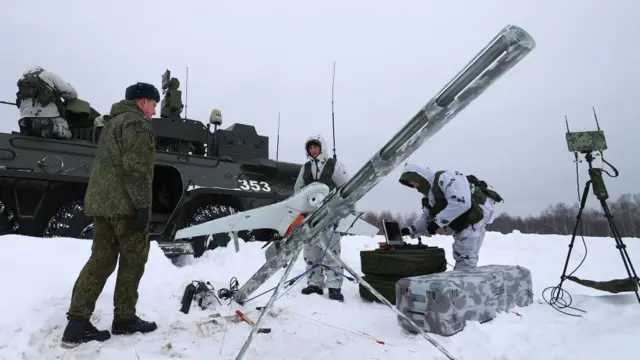 جنود روس يطلقون مسيرة استطلاع خلال المناورات العسكرية