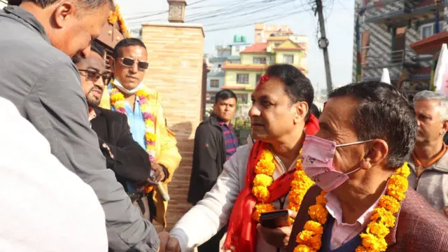 एमालेका उम्मेदवार सर्वेन्द्र खनाल मत माग्दै