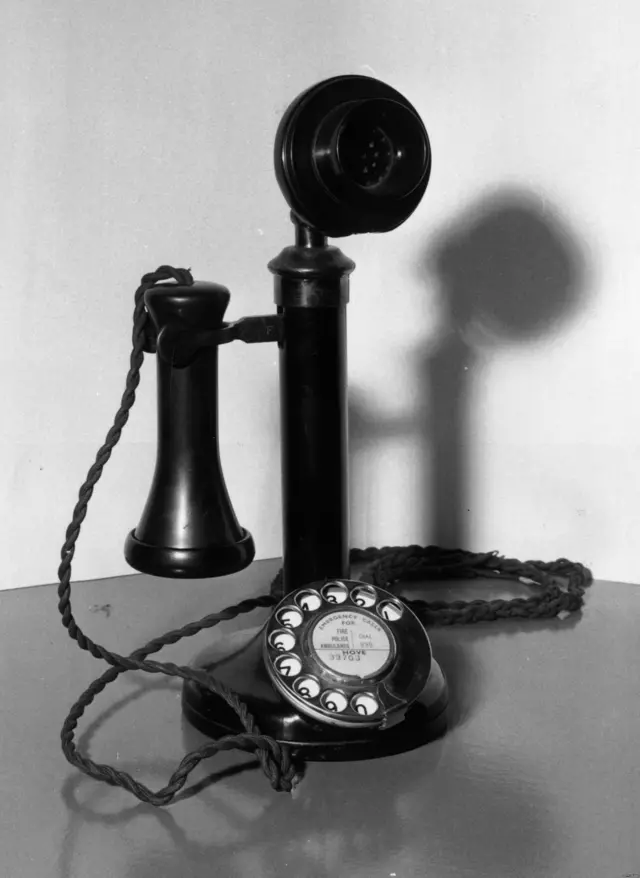 सुरुवातीचे टेलिफोन असे दिसायचे.