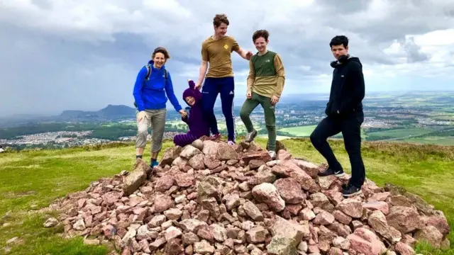 అందరూ నిద్రపోయే వేళలో, నిశిరాత్రిలో నలుగురు పిల్లల తల్లి లియోన్ హచిన్సన్ ఎడిన్‌బరో వీధుల్లో సైకిల్ తొక్కుతూ కనిపిస్తారు.