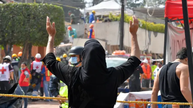 स्कूल में चल रहे बचाव कार्य के बीच