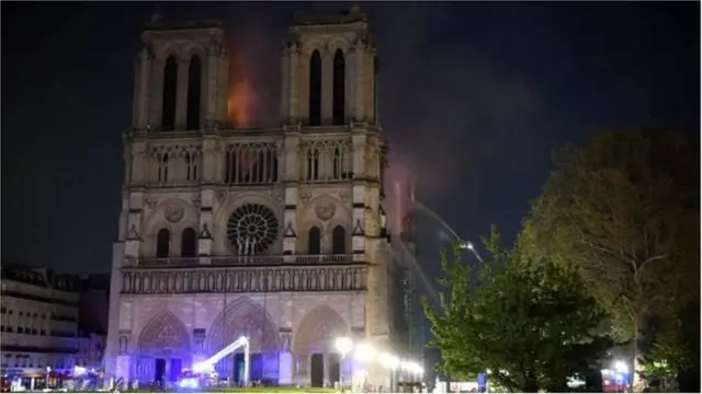 নটরডাম দেখতে আসা বেশিরভাগ দর্শনার্থী ভবনের সামনের দুইটি গোথিক গম্বুজের সামনে দাঁড়িয়ে ছবি তুলতেন