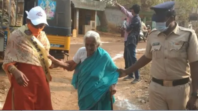 ఓటేసేందుకు వస్తున్న వృద్ధురాలు