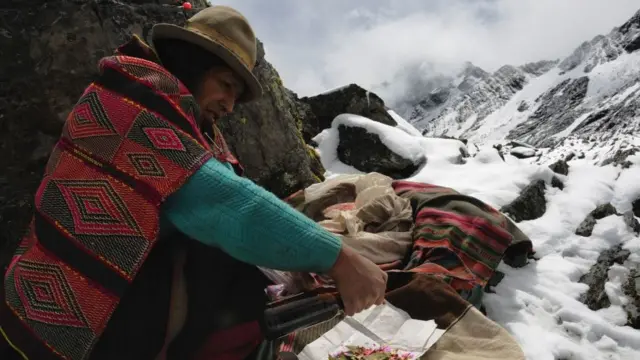 Un andino con ropa típica en los Andes.