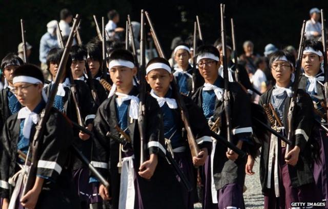 歴史装束を身に着けた日本の児童