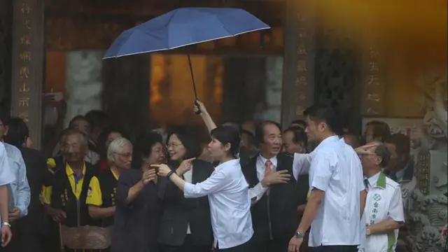 蔡英文（前左2）2月1日下午前往台南市北門區南鯤鯓 代天府上香祭拜