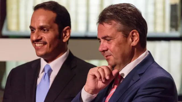 وزير الخارجية القطري محمد بن عبدالرحمن آل ثان (يسار) ونظيره الألماني زغمار غابرييل (يمين)