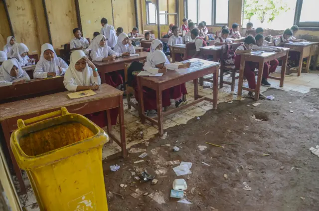 Murid SDN Samudrajaya 04 mengikuti kegiatan belajar mengajar di ruang kelas yang bagian atap rusak di daerah Tarumajaya, Kabupaten Bekasi, Senin (20/01). Menurut pihak sekolah, sudah sejak 6 tahun tiga ruang kelas sekolah rusak.