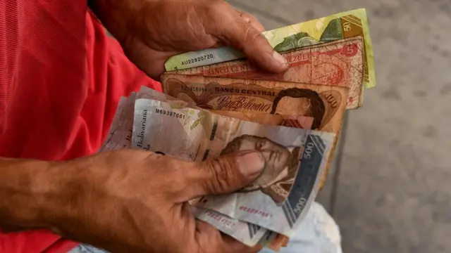 Hombre con billetes.