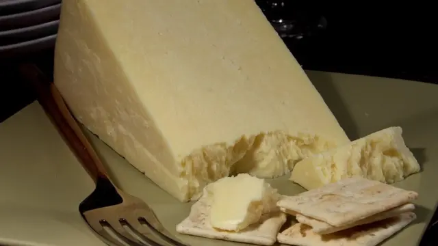 Кусок сыра Кайрфилли и сухое печенье