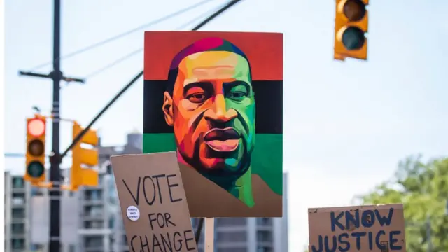 নিউ ইয়র্কে বর্ণবাদ বিরোধী বিক্ষোভের মাঝে নির্বাচনে পরিবর্তনের পক্ষে ভোট আহ্বান করা হচ্ছে, ১৯-০৬-২০২০।