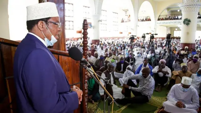 Waziri Mkuu wa Tanzania Kassim Majaliwa akizungumza na waumini