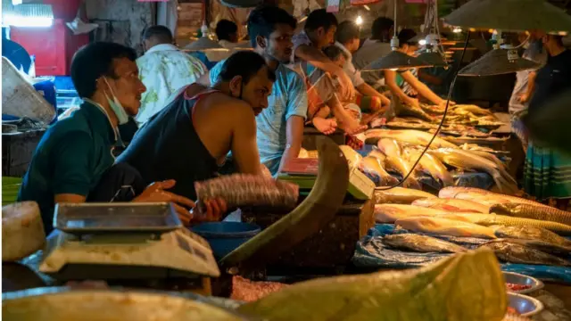 বাংলাদেশের প্রায় প্রতিটি বাজারে এখন মাছ কেটে আঁইশ সংগ্রহ করার প্রবণতা তৈরি হয়েছে