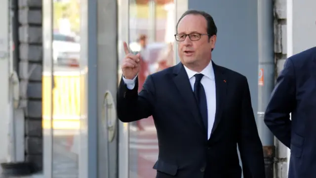 法国总统奥朗德抵达蒂勒某投票站（23/4/2017）