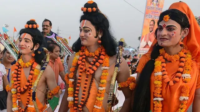 राम, सीता और लक्ष्मण के भेष में कलाकार