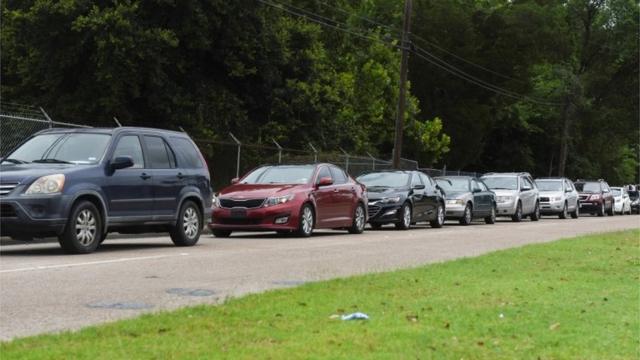 Texans queue for tests in their cars
