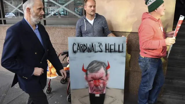 Kardinal Pell mahkeme önünde protesto edildi.