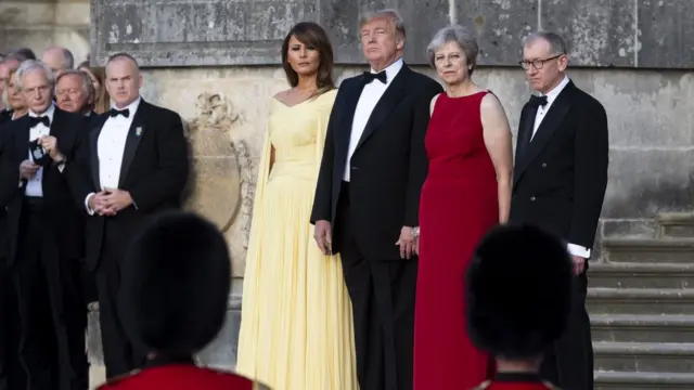 Đệ nhất Phu nhân Melania Trump, Tổng thống Mỹ Donald Trump, Thủ tướng Anh Theresa May và phu quân Philip May xem đội quân nhạc biểu diễn tại Cung điện Blenheim trước tiệc tối với các lãnh đạo doanh nghiệp hôm 12/7. Cung điện Blenheim là nơi sinh của Winston Churchill, vị thủ tướng lỗi lạc của Anh trong thời chiến, người mà Tổng thống Mỹ rất ngưỡng mộ.