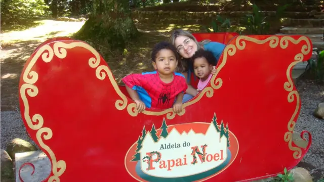 Karina Teles com os filhos