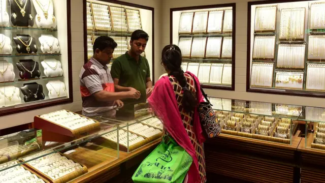 আমদানি না হলে হাজার হাজার স্বর্ণের দোকান ঠিকই চলছে।