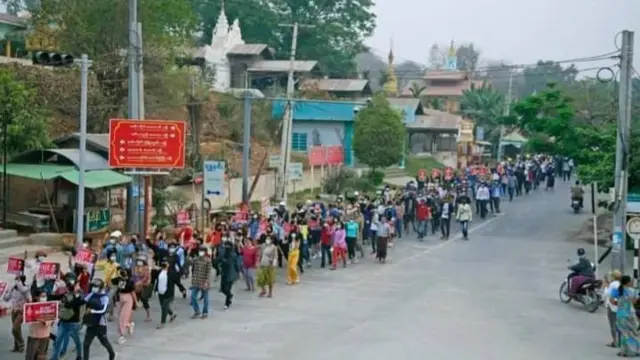 စစ်ကိုင်းမြို့မှာ ပထမအကြိမ်ပစ်ခတ်ပြီးနောက် ထပ်မံစုဝေးဆန္ဒပြခဲ့